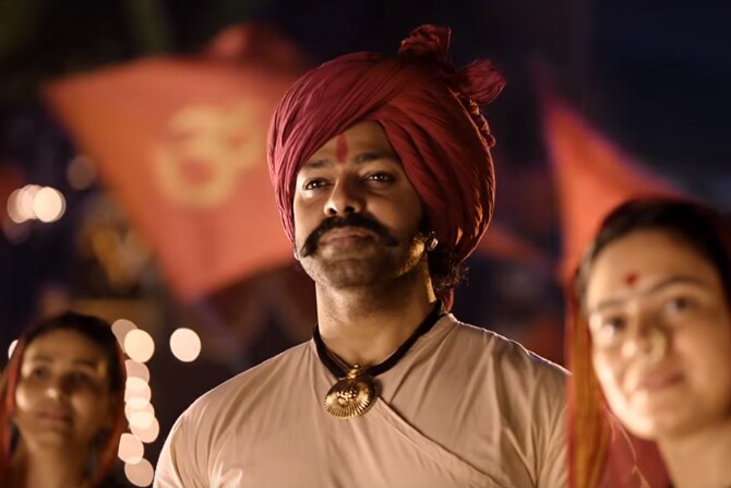 विशेष म्हणजे या गाण्यात मराठमोळा अभिनेता देवदत्त नागेची देखील झळकला आहे.