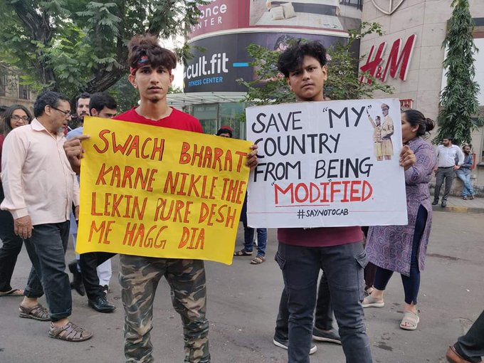 मोदी-शाह यांच्यावर तरुणाईची टोलेबाजी; पाहा आंदोलनातील चर्चेतील पोस्टर्स