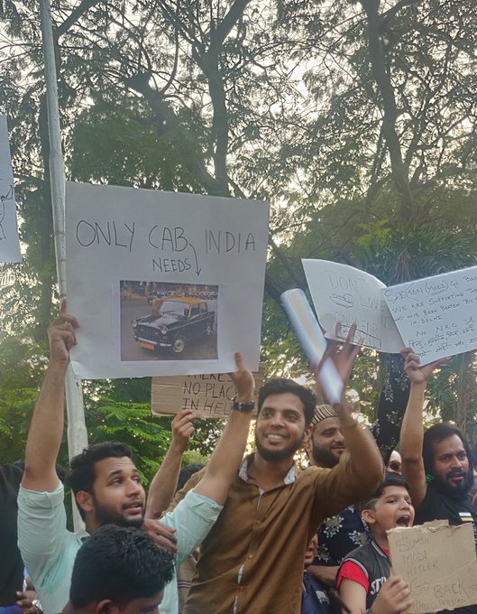 मोदी-शाह यांच्यावर तरुणाईची टोलेबाजी; पाहा आंदोलनातील चर्चेतील पोस्टर्स