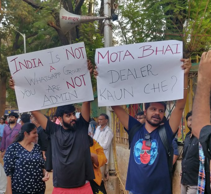 मोदी-शाह यांच्यावर तरुणाईची टोलेबाजी; पाहा आंदोलनातील चर्चेतील पोस्टर्स