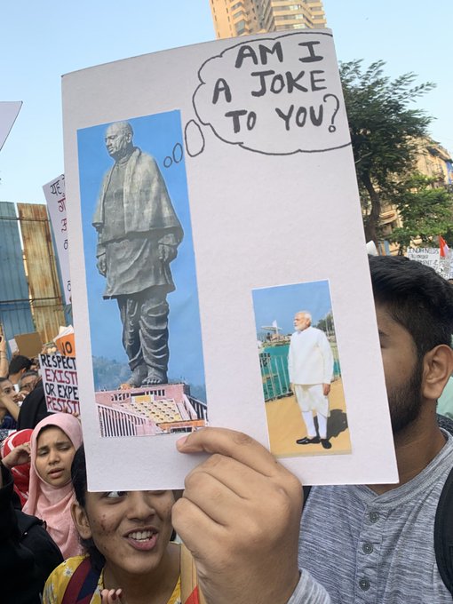 मोदी-शाह यांच्यावर तरुणाईची टोलेबाजी; पाहा आंदोलनातील चर्चेतील पोस्टर्स