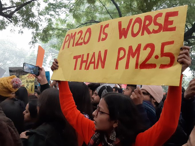 मोदी-शाह यांच्यावर तरुणाईची टोलेबाजी; पाहा आंदोलनातील चर्चेतील पोस्टर्स