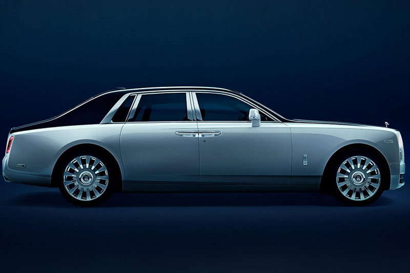 Rolls Royce Phantom ही कार देखील अंबानींकडे आहे. या कारची किंमत ४ कोटी रुपये आहे.