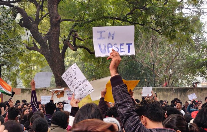 मोदी-शाह यांच्यावर तरुणाईची टोलेबाजी; पाहा आंदोलनातील चर्चेतील पोस्टर्स
