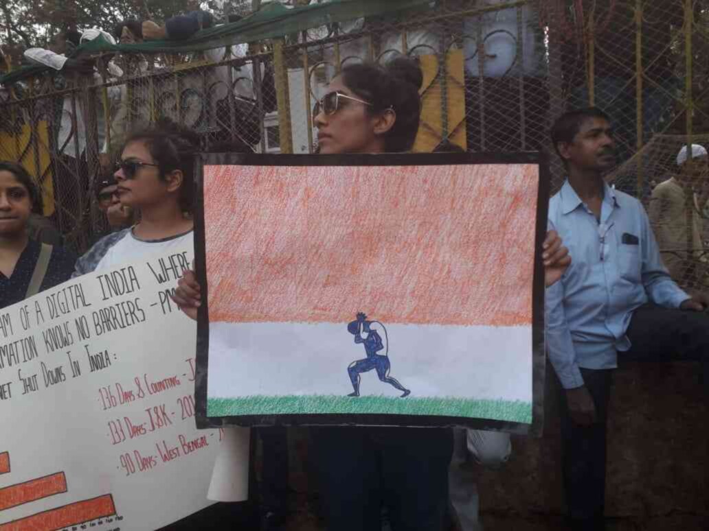 मोदी-शाह यांच्यावर तरुणाईची टोलेबाजी; पाहा आंदोलनातील चर्चेतील पोस्टर्स