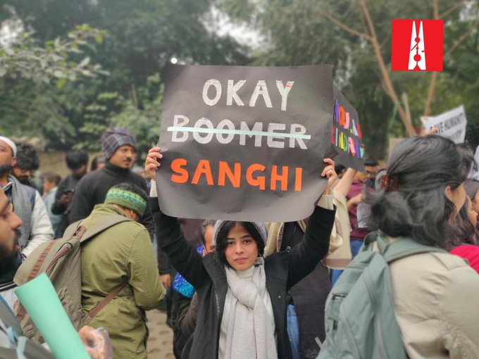 मोदी-शाह यांच्यावर तरुणाईची टोलेबाजी; पाहा आंदोलनातील चर्चेतील पोस्टर्स