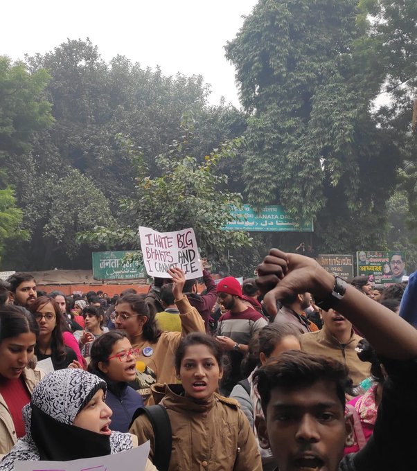 मोदी-शाह यांच्यावर तरुणाईची टोलेबाजी; पाहा आंदोलनातील चर्चेतील पोस्टर्स