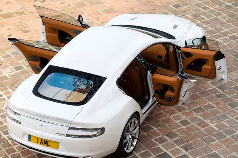 अंबानी यांच्या कार कलेक्शनमध्ये ३.८८ कोटी रुपये किंमत असणारी Aston Martin Rapide कार आहे.