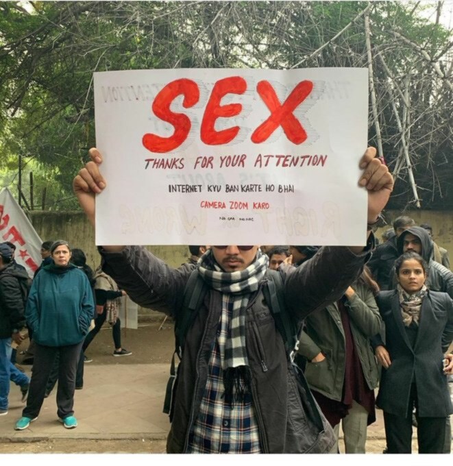 मोदी-शाह यांच्यावर तरुणाईची टोलेबाजी; पाहा आंदोलनातील चर्चेतील पोस्टर्स