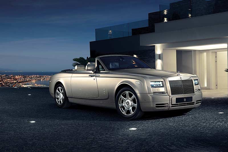 Rolls Royce Phantom Drophead Coupe ही महागडी कार अंबानींकडे आहे. या कारची किंमत ७.६ कोटी रुपये आहे