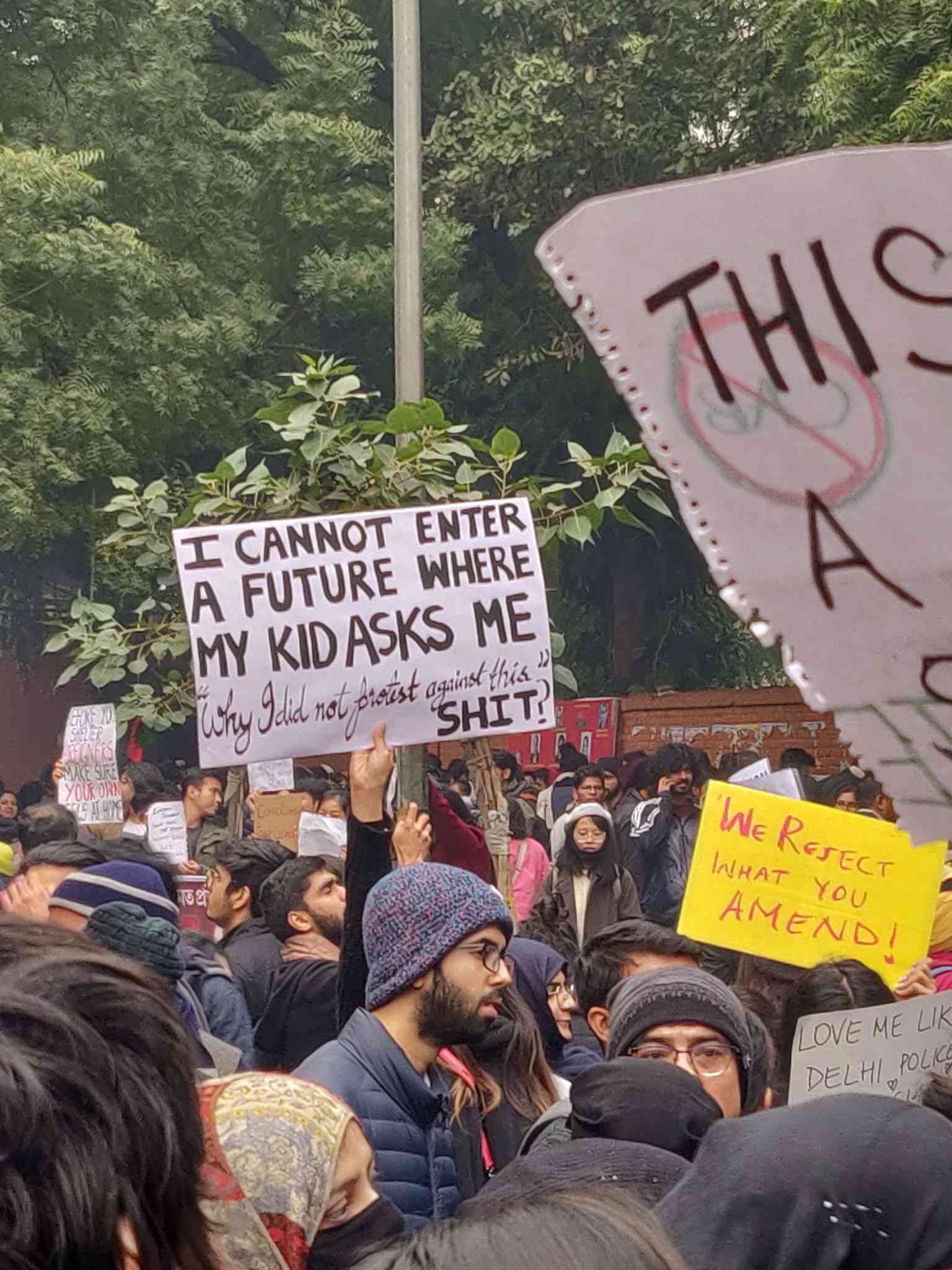 मोदी-शाह यांच्यावर तरुणाईची टोलेबाजी; पाहा आंदोलनातील चर्चेतील पोस्टर्स