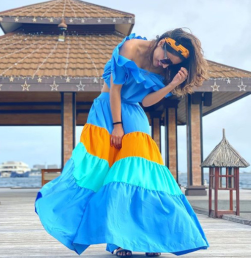 तिने मालदीवच्या किनाऱ्यावर शूट केलेले निळ्या ड्रेसमधील काही फोटो शेअर केले आहेत.