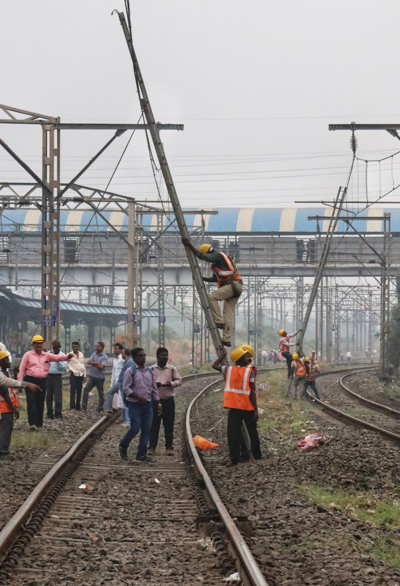 मेगाब्लॉकमुळे १२४ लोकल, १६ लांब पल्ल्याच्या गाडय़ा चार तासांच्या अवधीत रद्द करण्यात आल्या.