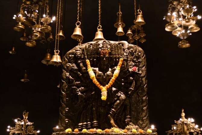 या गाण्यामध्ये भवानी मातेचं महात्म्य सांगितलं असून तिचं कौतुक केलं आहे.