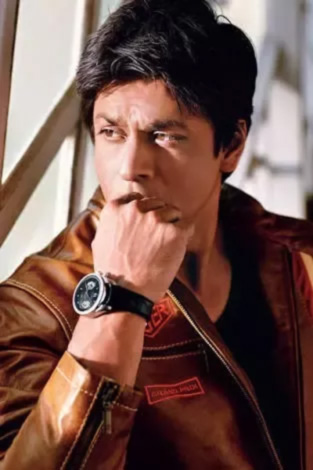 शाहरुख खान- बॉलिवूडचा किंग म्हणजेच शाहरुख खान. शाहरुखने आत्तापर्यंत शेकडो चित्रपटांमध्ये काम केलं आहे. पण शाहरुखला एका गोष्टीची खूप भिती वाटते. ती म्हणजे घोड्यांची.