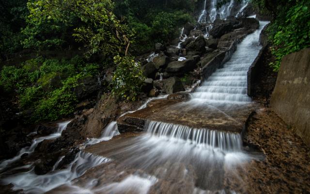 आंबोली, सिंधुदूर्ग कोकणचे प्रतिमहाबळेश्वर म्हणून प्रसिद्ध असणाऱ्या आंबोली दक्षिण कोकणचे प्रसिद्ध थंड हवेचे स्थळ म्हणून ओळखली जाते. जागतिक नकाशावर पर्यावरणीय संवेदनशील क्षेत्र म्हणूनही आंबोलीची स्वतंत्र ओळख आहे. आंबोली हिरण्यकेशी तीर्थस्थान प्रसिद्ध असून ही नदी पूर्व दिशेने वाहत कर्नाटक राज्यात जाते. या ठिकाणी ४०० प्रकारच्या औषधी वनस्पती, पशुपक्षी, दुर्मीळ साप व बेडूक सापडतात. जंगल पर्यटनासाठी पर्यटक मोठय़ा प्रमाणात येतात. तसेच महादेव गड पॉइंट, कावळेसाद पॉइंट, शिरगांवकर पॉइंट अशी पर्यटकांची गर्दी होणारी स्थळेदेखील आहेत. मुंबईपासून अंतर - अंदाजे ४६७ किलोमीटर पुण्यापासून अंतर - अंदाजे ३४५ किलोमीटर ट्रेनने सर्वात जवळचे स्टेशन - सावंतवाडी सर्वोत्तम वेळ - डिसेंबर ते मार्चमध्ये कधीही