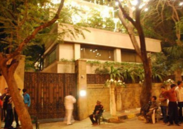 अनिल कपूर यांची मुंबईमध्ये तीन घरं आहेत. त्यांच्या जुहू येथील घराची किंमत ३० कोटींच्या आसपास आहेत.