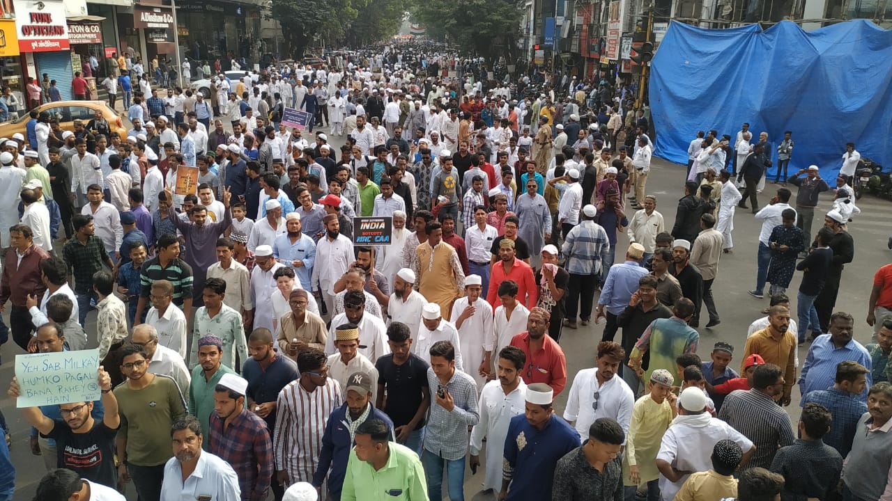 पुण्यातील बाबाजान दर्गा चौकात शांततेच्या मार्गाने रॅलीचं आयोजन करण्यात आलं होतं. (एक्स्प्रेस फोटो - पवन खेंगरे)