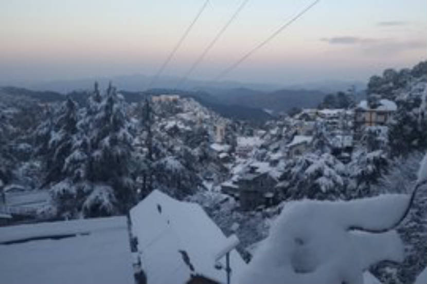 हिमाचल प्रदेश : बर्फाच्या चादरीमध्ये लपेटलेले शिमला शहर. छायाचित्र सौजन्य : एएनआय