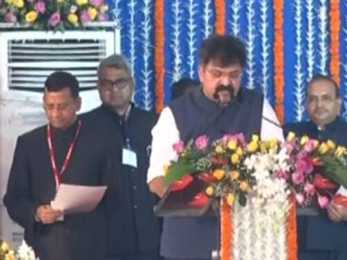 राष्ट्रवादीच्या जितेंद्र आव्हाड यांनी आई लिलावती यांच्या नावाचा उल्लेख केला.