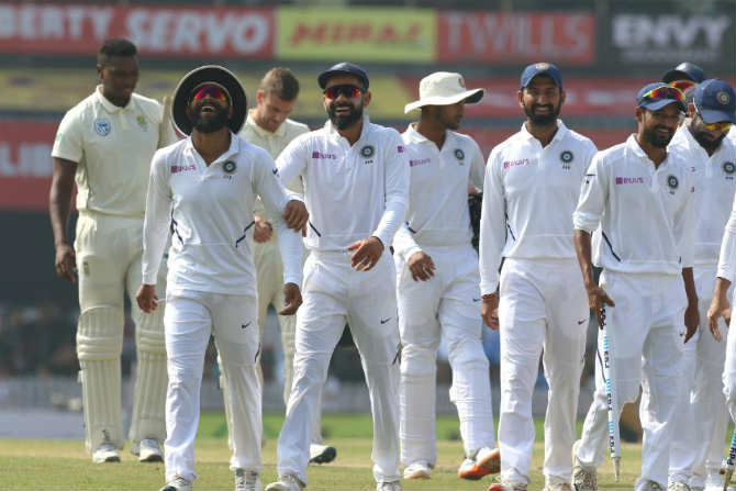 कसोटी क्रिकेटमध्ये विराट कोहली आता भारताचा सर्वात यशस्वी कर्णधार ठरला आहे. विराटने आतापर्यंत ३३ कसोटी सामन्यात संघाला विजय मिळवून दिला आहे. त्याने धोनीचा २७ विजयांचा विक्रम मोडला.