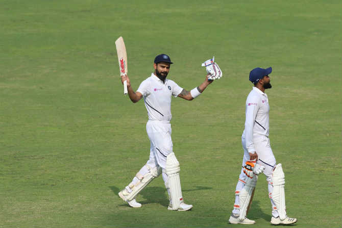 दिवस-रात्र कसोटी सामन्यात शतक झळकावणारा विराट भारताचा पहिला खेळाडू आणि कर्णधार ठरलाय. कोलकाता कसोटी सामन्यात विराटने १३६ धावांची खेळी केली.