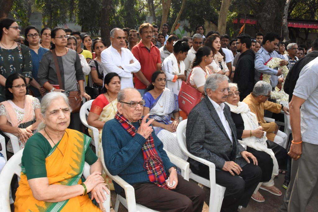 अंत्यसंस्काराच्या वेळी डॉ. लागू यांना अखेरचा निरोप देण्यासाठी महापौर मुरलीधर मोहोळ, खासदार गिरीश बापट, उपमहापौर सरस्वती शेंडगे, ज्येष्ठ समाजसेवक डॉ. बाबा आढाव, मनसेचे पक्ष प्रमुख राज ठाकरे, माजी आमदार मेधा कुलकर्णी, विभागीय आयुक्त डॉ. दीपक म्हैसेकर, सह-पोलीस आयुक्त डॉ. रवींद्र शिसवे, अप्पर पोलीस आयुक्त अशोक मोराळे, पुणे शहरचे प्रांताधिकारी संतोषकुमार देशमुख, उपजिल्हाधिकारी (राजशिष्टाचार) अमृत नाटेकर, नाट्य व चित्रपट दिग्दर्शक डॉ. जब्बार पटेल, ज्येष्ठ अभिनेते अमोल पालेकर, नाना पाटेकर, विजय केंकरे, राहुल सोलापूरकर, माधव वझे, अभिनेत्री उर्मिला मातोंडकर, चंद्रकांत कुलकर्णी, नंदू माधव, सुधीर गाडगीळ, प्रसाद कांबळी, मेघराज भोसले, सुनील महाजन, पर्ण पेठे, ज्योती सुभाष, विवेक लागू यांच्यासह विविध क्षेत्रातील मान्यवर उपस्थित होते.