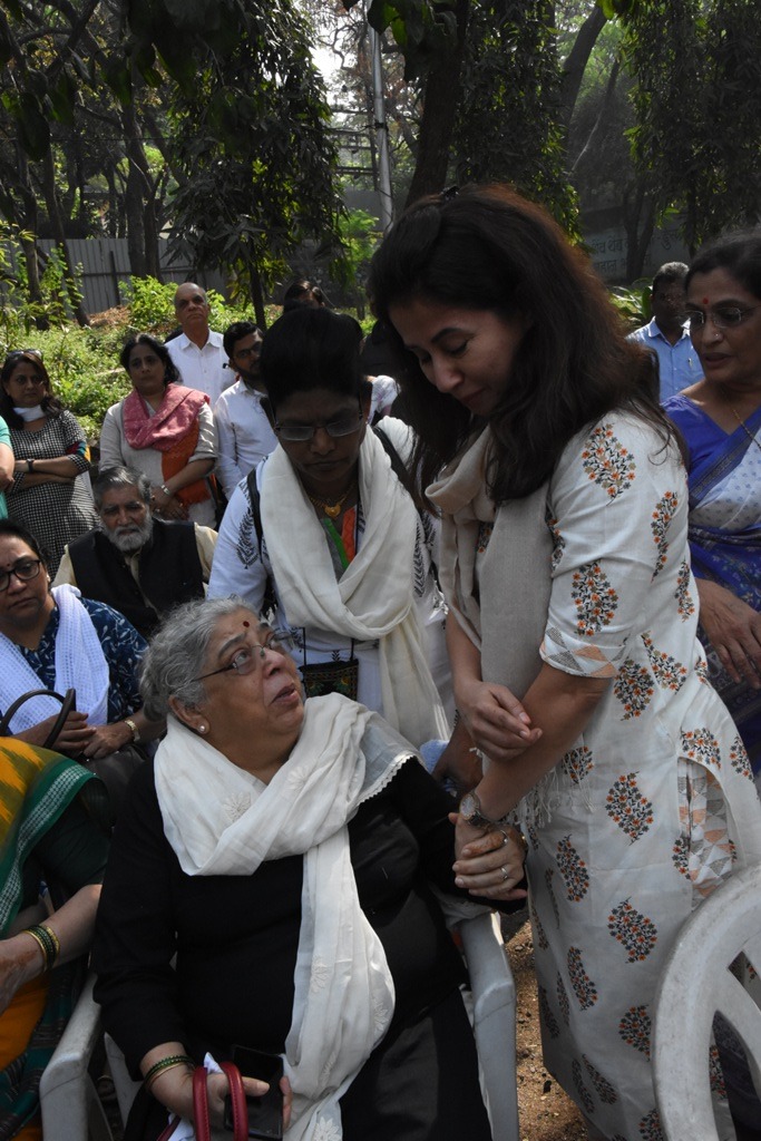 अभिनेत्री उर्मिला मातोंडकर हिनेही डॉ. श्रीराम लागू यांचे अंत्यदर्शन घेतले