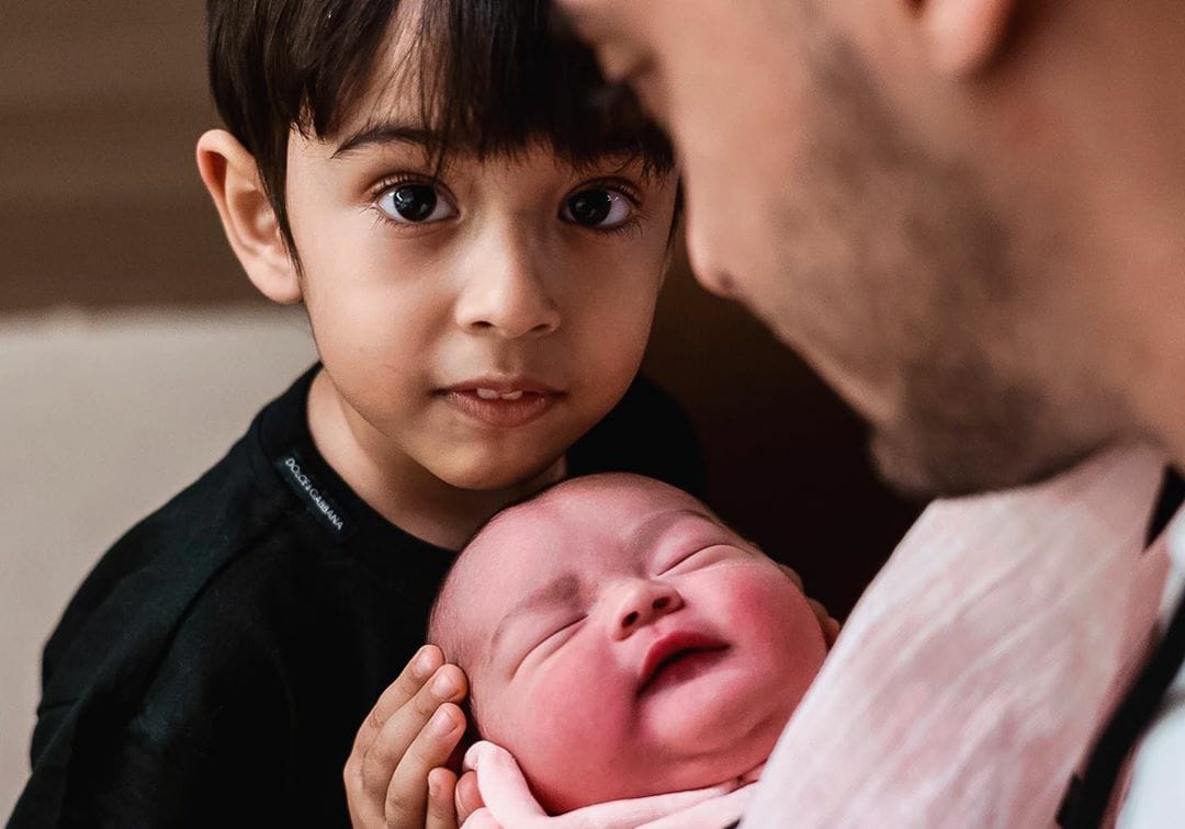 आयुषने शेअर केलेल्या फोटोंमध्ये अर्पितासोबत त्यांचा मुलगा आहिल देखील दिसत आहे.