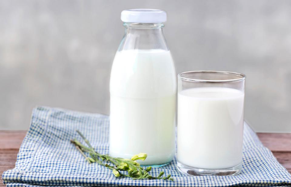 अॅसिडिटी कमी करण्यासाठी थंडगार दूध पिणे हा सर्वात सोपा आणि उत्तम उपाय आहे.