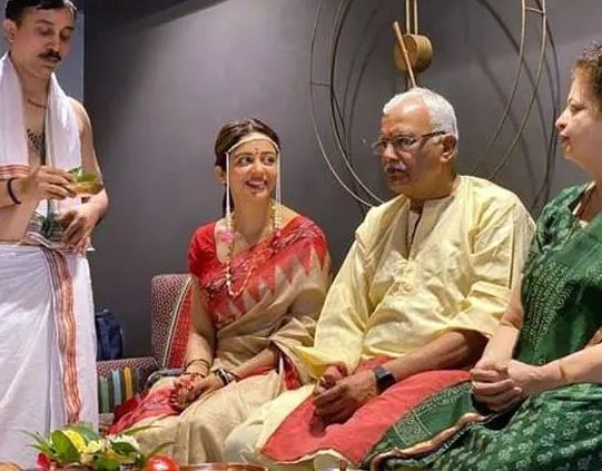 या विधींसाठी नेहाने साडी नेसली होती. नेहा पारंपरिक लूकमध्ये देखील अत्यंत ग्लॅमरल दिसत आहे.