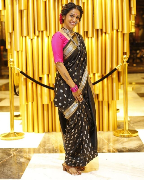 अभिनेता, दिग्दर्शक प्रसाद ओकची पत्नी मंजिरी ओक हिने मकरसंक्रांतीनिमित्त काळ्या रंगाची नऊवारी साडी परिधान केली.