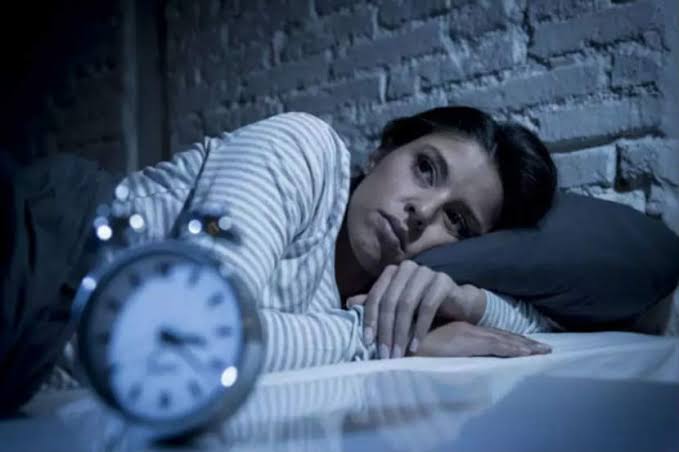 १) झोप न लागणे, अपरात्री जाग येणे. शरीरातील नको असलेले घटक मुत्राशयामार्फत शरीराबाहेर काढले जातात. परंतु किडनी व्यवस्तीथ काम करत नसेल तर या कार्याला अडथळा निर्माण होतो आणि मग त्यातूनच विविध त्रास संभवतात. झोप न येणे आणि अपरात्री जाग येणे हे एक किडनी खराब असण्याचे लक्षण आहे.