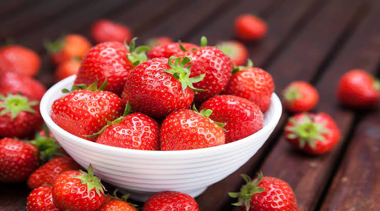 स्ट्रॉबेरी ही दिसायला जितकी सुंदर आहे तितकीच ती आरोग्यासाठीही फायदेशीर आहे.