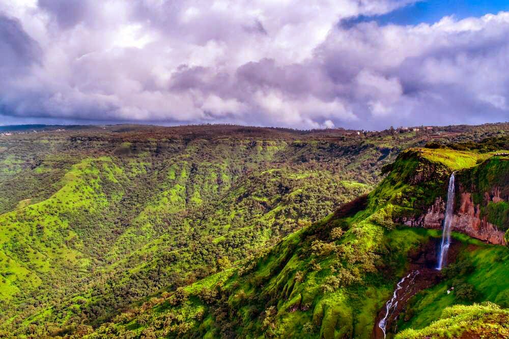 १. महाबळेश्वर - सह्य़ाद्रीच्या मुख्य रांगेवर, उंच जागी वसलेले हे गिरिस्थळ कायम थंडगार वातावरणासाठी प्रसिद्ध आहे.