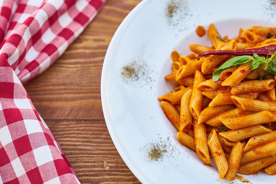 १) पेनी पास्ता (Penne)