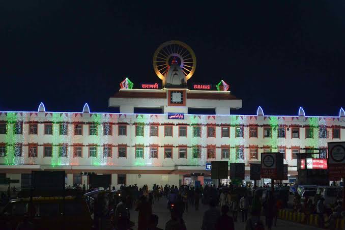 १२) वाराणसी जंक्शन - उत्तर भारतातील रेल्वेचं केंद्र म्हणून हे रेल्वे स्टेशन प्रसिद्ध आहे. (फोटो सौजन्य : इंडिया रेल इन्फो.कॉम)