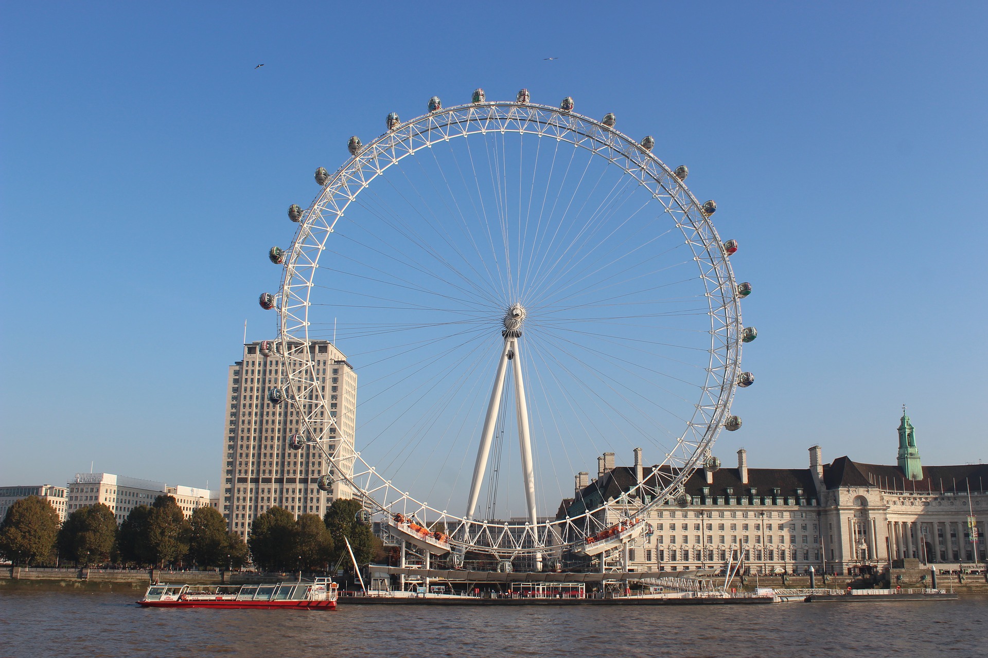 'लंडन आय' हे देशातील सर्वात लोकप्रिय पर्यटनस्थळांपैकी एक आहे.