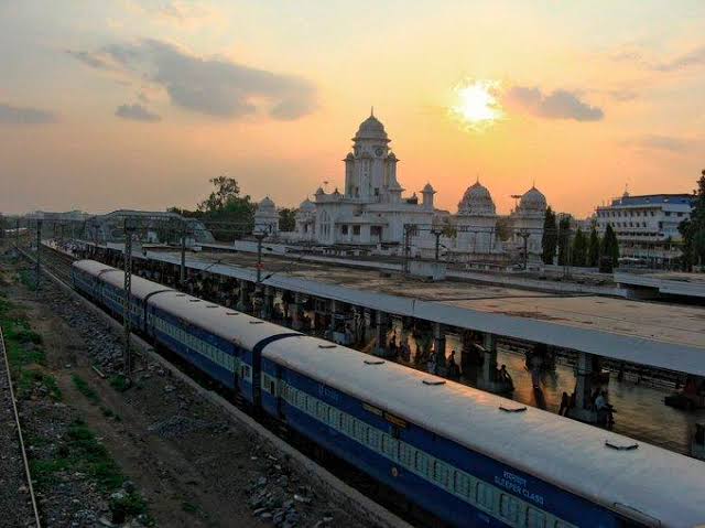 १५) काचेगुडा रेल्वे स्टेशन - या स्टेशनची निर्मिती हैद्राबादच्या निजामाने केली. या स्टेशनच्या बांधकामात इस्लाम आणि ख्रिस्ती संस्कृतीचा मेळ दिसून येतो. मिनार आणि घुमट या स्टेशनच्या सौंदर्यात भर घालतात.(फोटो सौजन्य : इंडिया रेल इन्फो.कॉम)