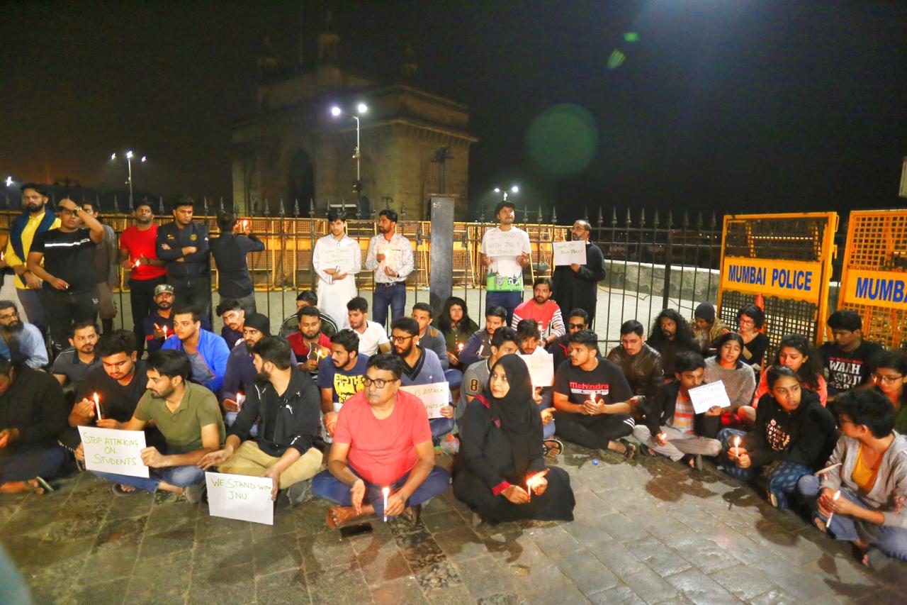 मुंबईत गेट वे ऑफ इंडिया येथे मध्यरात्री मोठ्या प्रमाणात विद्यार्थी एकवटले. (फोटो: निर्मल हरिंद्रन)