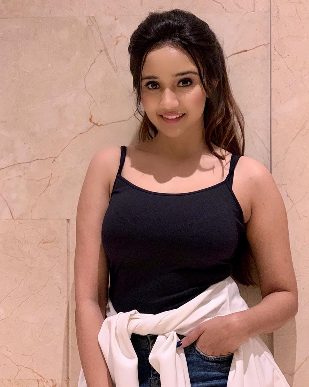 ती वर्षाला जवळपास २५ ते ३० लाख रुपयांची कमाई करते. (फोटो सौजन्य - इन्स्टाग्राम)