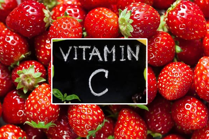 स्ट्रॉबेरीमध्ये ‘क’ जीवनसत्त्व भरपूर प्रमाणात आहे त्याशिवाय पोटॅशियम, मॅग्नेशियम असल्यामुळे हाडांसाठी त्या फायदेशीर आहेत. म्हणूनच थंडीच्या मोसमात बाजारात येणारी स्ट्रॉबेरी ही भरपूर खावी