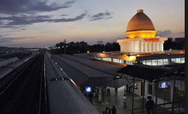 २) कामाख्या रेल्वे स्टेशन- या स्टेशनची बांधणी आसाम मधल्या प्रसिद्ध कामाख्या मंदिरासारखी आहे. (फोटो सौजन्य : जागरण.कॉम)