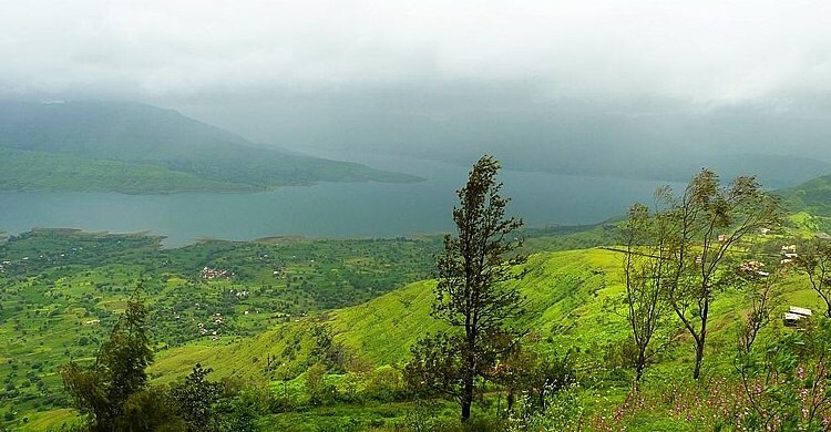 ३. पाचगणी - महाराष्ट्रातील सातारा जिल्ह्य़ातील महाबळेश्वरच्या बाजूस वसलेले असे अत्युत्तम थंड हवेचे ठिकाण म्हणजे पाचगणी. दोन दिवसांची सुट्टी घेऊन ताजेतवाने होण्यासाठी पाचगणी हे अगदी योग्य ठिकाण आहे.