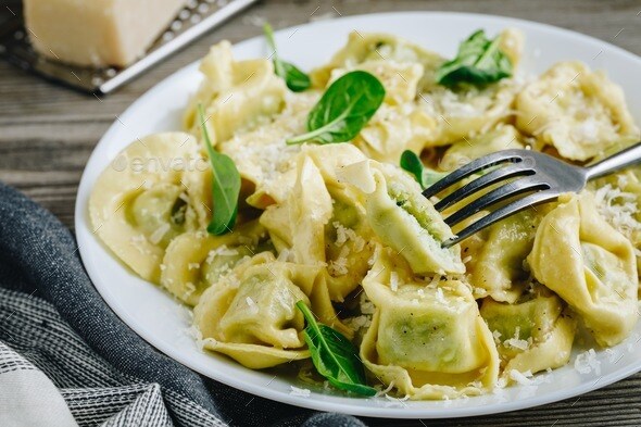 २) रॅविओली पास्ता (Ravioli)