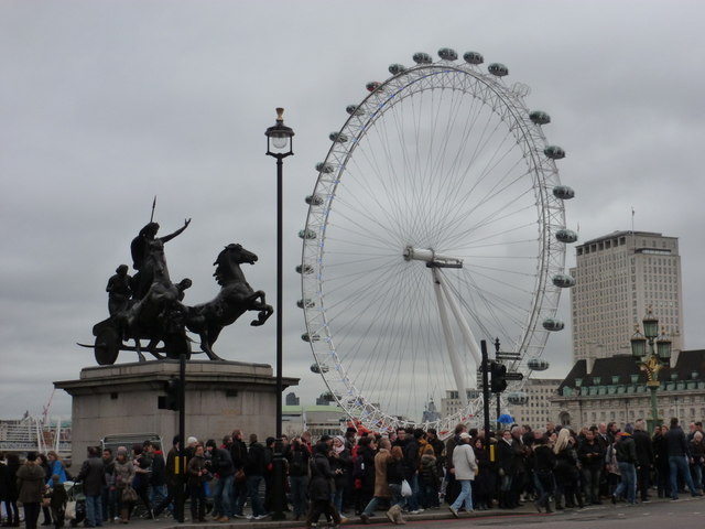'लंडन आय' हे युनायटेड किंग्डममधील सर्वात लोकप्रिय पर्यटन स्थळ आहे.