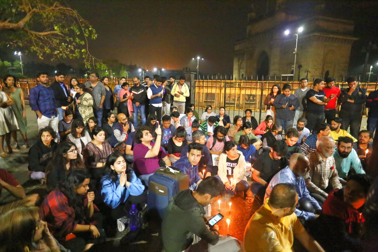 हल्ल्याच्या निषेधार्थ मध्यरात्री मुंबईत गेट वे ऑफ इंडिया येथे विद्यार्थ्यांनी कँडल मार्च काढला. (फोटो: निर्मल हरिंद्रन)