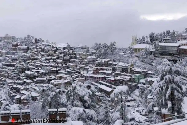 तिथल्या अधिकाऱ्यांनी दिलेल्या माहितीनुसार रस्त्यांवर साचलेला बर्फ बाजूला काढण्यासाठी ७२ मशिनांचा (जेसीबी, टिप्पर, डोजर) वापर केला जात आहे. (छायाचित्र सौजन्य- प्रदीप कुमार)