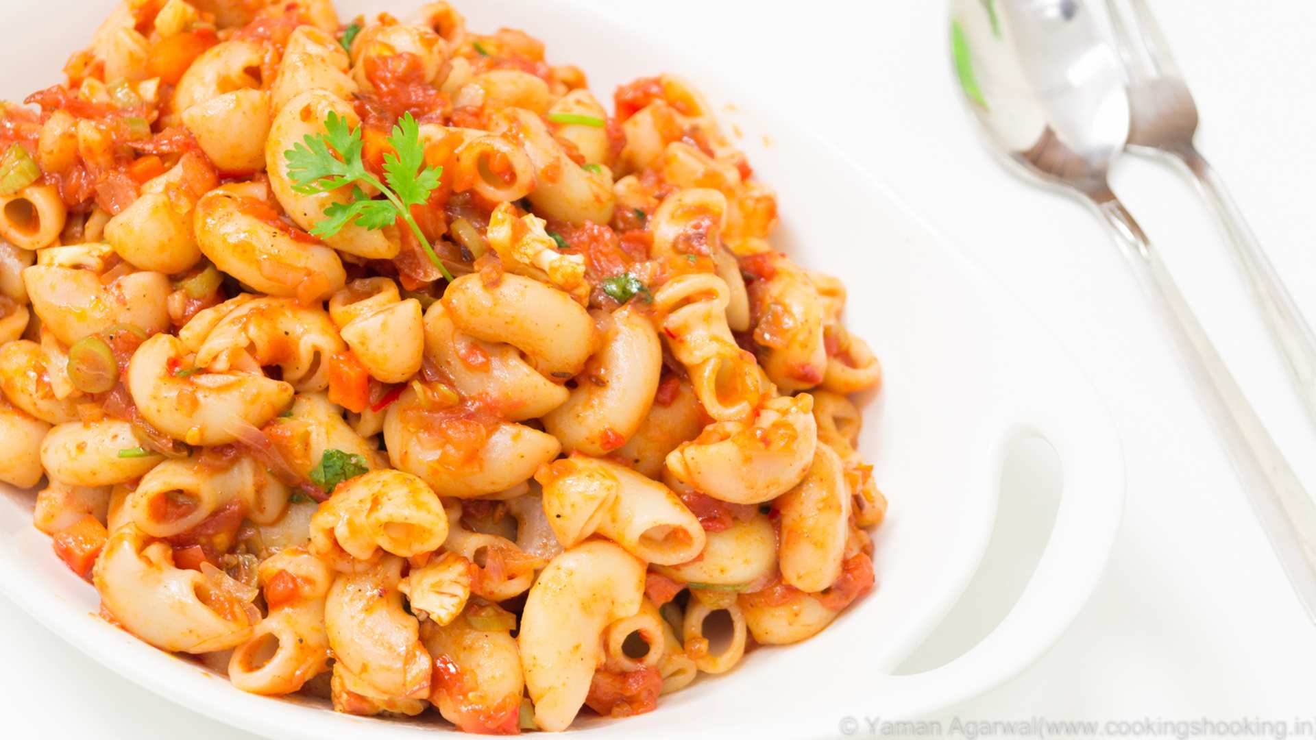 ३) मॅकरोनी पास्ता (Macaroni)