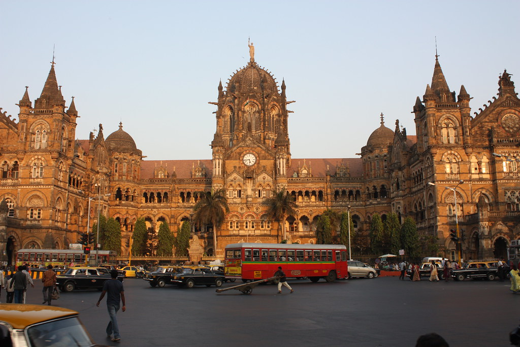 छत्रपती शिवाजी महाराज टर्मिनस (सीएसएमटी) हे मुंबई शहरामधील एक ऐतिहासिक व सर्वात मोठे रेल्वे स्थानक आहे.